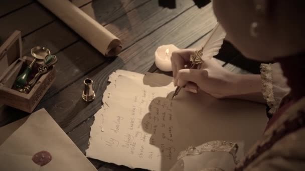 창조적인 개념입니다 오래된 펜으로 앤티크 르네상스 드레스에 Parchment 시트에 빈티지 — 비디오