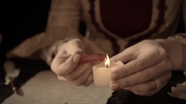 Forntida Brev Kreativt Koncept Kvinna Antik Dräkt Med Ljus Kvinna — Stockvideo
