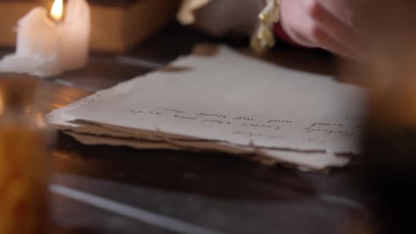 Konsep Huruf Kuno Yang Kreatif Wanita Antik Menulis Dengan Pena — Stok Video