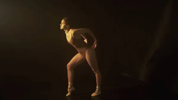 Esencia Danza Través Delicada Interacción Luz Sombra Como Bailarín Mueve —  Fotos de Stock