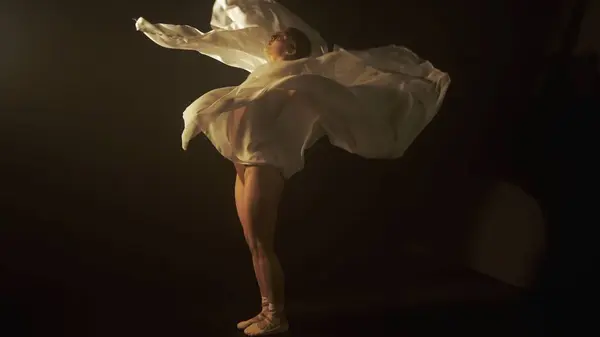 Essenza Danza Attraverso Delicato Gioco Luci Ombre Come Ballerino Avvolto — Foto Stock