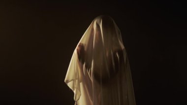 Dansın özü ışığın ve gölgenin narin etkileşiminde, beyaz şifonla sarılmış bir dansçı gibi özgüvenle hareket eder. İnce ışıklandırma dansçıların hareketinin akıcılığının ve zarafetinin altını çiziyor.
