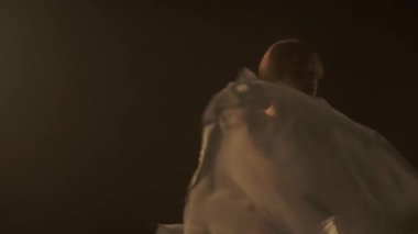 Dansın özü ışığın ve gölgenin narin etkileşiminde, beyaz şifonla sarılmış bir dansçı gibi özgüvenle hareket eder. İnce ışıklandırma dansçıların hareketinin akıcılığının ve zarafetinin altını çiziyor.