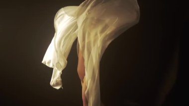 Dansın özü ışığın ve gölgenin narin etkileşiminde, beyaz şifonla sarılmış bir dansçı gibi özgüvenle hareket eder. İnce ışıklandırma dansçıların hareketinin akıcılığının ve zarafetinin altını çiziyor.