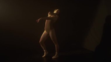 Dansın özü ışığın ve gölgenin narin etkileşiminde, beyaz şifonla sarılmış bir dansçı gibi özgüvenle hareket eder. İnce ışıklandırma dansçıların hareketinin akıcılığının ve zarafetinin altını çiziyor.