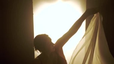 Dansın özü ışığın ve gölgenin narin etkileşiminde, bir dansçı özgüvenle hareket eder. İnce ışıklandırma dansçıların hareketinin akıcılığının ve zarafetinin altını çiziyor..