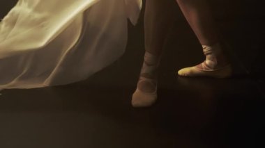 Dansın özü ışığın ve gölgenin narin etkileşiminde, bir dansçı özgüvenle hareket eder. İnce ışıklandırma dansçıların hareketinin akıcılığının ve zarafetinin altını çiziyor..