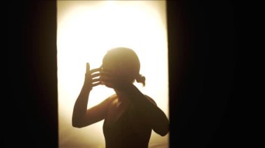 Dansın özü ışığın ve gölgenin narin etkileşiminde, bir dansçı özgüvenle hareket eder. İnce ışıklandırma dansçıların hareketinin akıcılığının ve zarafetinin altını çiziyor..