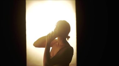 Dansın özü ışığın ve gölgenin narin etkileşiminde, bir dansçı özgüvenle hareket eder. İnce ışıklandırma dansçıların hareketinin akıcılığının ve zarafetinin altını çiziyor..