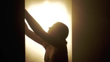 Dansın özü ışığın ve gölgenin narin etkileşiminde, bir dansçı özgüvenle hareket eder. İnce ışıklandırma dansçıların hareketinin akıcılığının ve zarafetinin altını çiziyor..