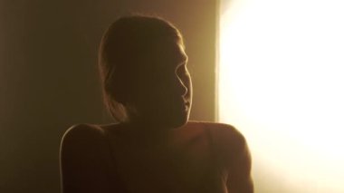 Dansın özü ışığın ve gölgenin narin etkileşiminde, bir dansçı özgüvenle hareket eder. İnce ışıklandırma dansçıların hareketinin akıcılığının ve zarafetinin altını çiziyor..