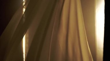 Dansın özü ışığın ve gölgenin narin etkileşiminde, bir dansçı özgüvenle hareket eder. İnce ışıklandırma dansçıların hareketinin akıcılığının ve zarafetinin altını çiziyor..