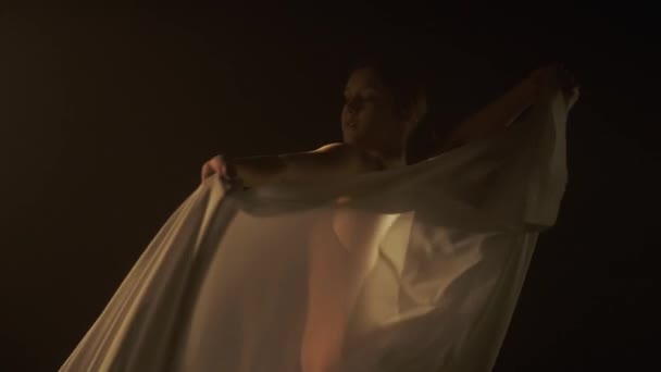 Суть Танца Через Тонкое Взаимодействие Света Тени Танцовщица Окутанная Белым — стоковое видео
