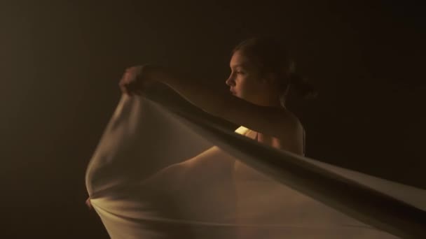 Dansın Özü Işığın Gölgenin Narin Etkileşiminde Beyaz Şifonla Sarılmış Bir — Stok video
