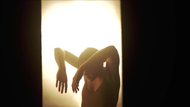 그림자의 섬세한 작용을 포이와 이동으로 미묘한 조명은 댄서의 움직임의 유동성과 — 비디오