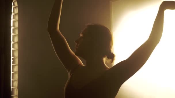 Dansın Özü Işığın Gölgenin Narin Etkileşiminde Bir Dansçı Özgüvenle Hareket — Stok video