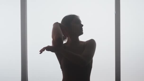 Mladá Tanečnice Vyjadřuje Hluboké Emoce Prostřednictvím Svého Současného Tance Její — Stock video