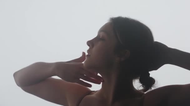 Jovem Dançarina Expressa Profunda Emoção Através Sua Dança Contemporânea Sua — Vídeo de Stock