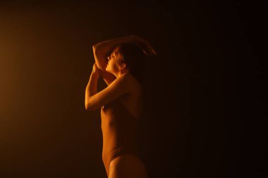 Dansın özü ışığın ve gölgenin narin etkileşiminde, beyaz şifonla sarılmış bir dansçı gibi özgüvenle hareket eder. İnce ışıklandırma dansçıların hareketinin akıcılığının ve zarafetinin altını çiziyor.