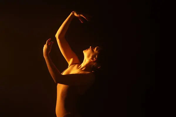 Суть Танцю Через Тонку Взаємодію Світла Тіні Танцівниця Затінена Білим — стокове фото