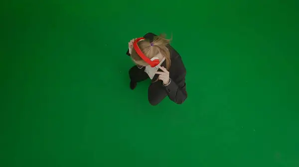 Kadını Kulaklıkla Müzik Dinliyor Elbiseli Kadın Yeşil Ekranda Kromakey Ile — Stok fotoğraf