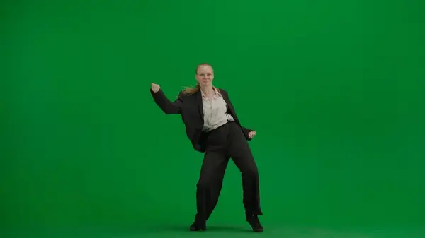 Kobieta Czarnym Garniturze Biznesu Tańczy Radośnie Zielonym Ekranie Chromakey Nowoczesna — Zdjęcie stockowe