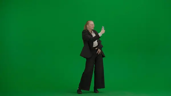 現代のビジネスマンクリエイティブ広告コンセプト クロマキーグリーンスクリーンのスーツに女性の肖像画 ブロンド ビジネス フォーマル スマートフォン セルフィー — ストック写真