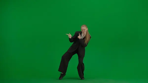 Žena Černém Obleku Vesele Tančí Zelené Obrazovce Chromakey Moderní Podnikatelka — Stock fotografie