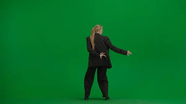 Γυναίκα Μαύρο Κοστούμι Επιχείρηση Χορεύει Χαρούμενα Στην Πράσινη Οθόνη Chromakey — Φωτογραφία Αρχείου
