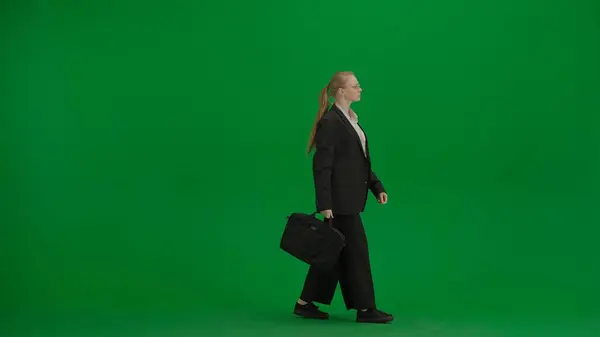 现代女商人创意广告理念 商业女性西服绿色屏幕上的色键 手里拿着黑手提箱的金发女商人 — 图库照片