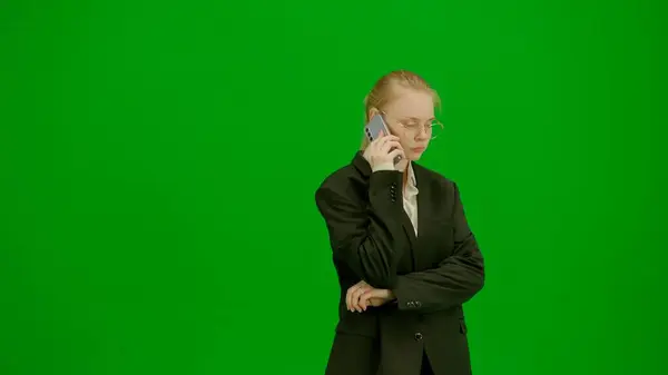 现代女商人创意广告理念 商业女性西服绿色屏幕上的色键 金发女商人用智能手机聊天 侧视图 — 图库照片