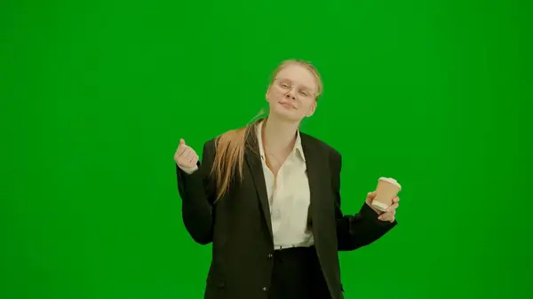 現代のビジネスマンクリエイティブ広告コンセプト クロマキー付きのグリーンスクリーンのビジネスススーツの女性 ブロンド ビジネス ととも 紙コップ コーヒー — ストック写真