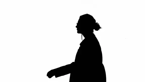 现代女商人创意广告理念 穿着正式服装的女商人 满脸自信地走着 侧视图 白色孤立背景上的黑色轮廓 — 图库照片