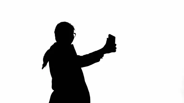 现代女商人创意广告理念 身着正式服装的女商人手持智能手机 自拍自拍 白色孤立背景上的黑色轮廓 — 图库照片