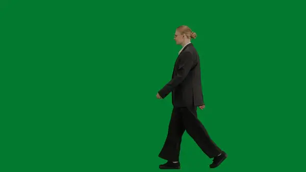 現代のビジネスマンクリエイティブ広告コンセプト クロマキーグリーンスクリーンのスーツに女性の肖像画 自信を持って歩く正式な衣装のブロンドのビジネス女性 顔の表情 — ストック写真