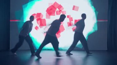 Büyük bir LED ekranın parıltısıyla yıkanan modern bir stüdyoda, üç dansçı, iki kadın ve bir erkek hip-hop yeteneklerini sergiliyorlar. Arkalarındaki ekran canlı dinamik arkaplanlarla titreşiyor..