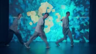 Büyük bir LED ekranın parıltısıyla yıkanan modern bir stüdyoda, üç dansçı, iki kadın ve bir erkek hip-hop yeteneklerini sergiliyorlar. Arkalarındaki ekran canlı dinamik arkaplanlarla titreşiyor..