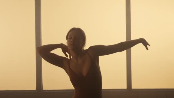 Jonge Danseres Drukt Diepe Emotie Uit Door Haar Hedendaagse Dans — Stockvideo