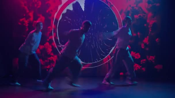 Büyük Bir Led Ekranın Parıltısıyla Yıkanan Modern Bir Stüdyoda Dansçı — Stok video