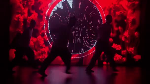 在一个发光发光的Led屏幕的现代工作室里 三位舞者 两名女性和一名男性展示了他们的嘻哈技巧 他们身后的屏幕闪烁着充满活力的动态背景 — 图库视频影像