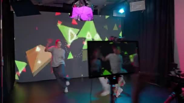 Videoclipul Din Culise Care Cameramanul Filmează Regizorul Controlează Trio Dansatorilor — Videoclip de stoc