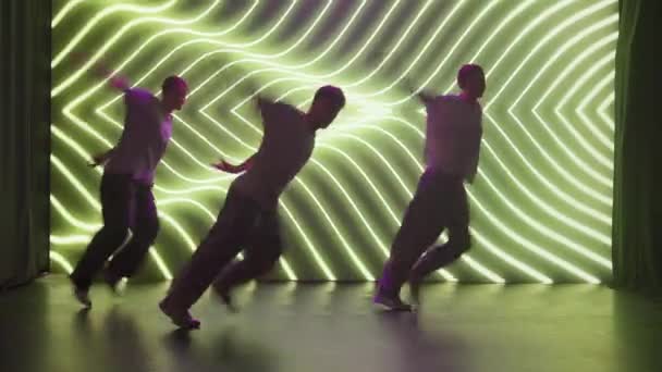 Moderno Studio Immerso Nel Bagliore Grande Schermo Led Trio Ballerini — Video Stock