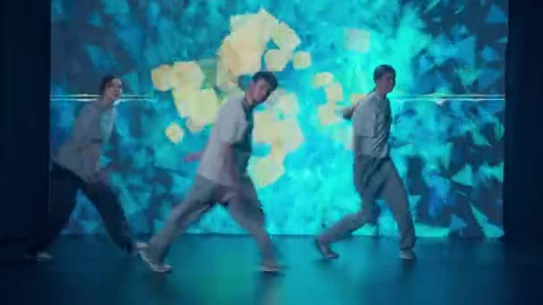 Современной Студии Купающейся Сиянии Большого Светодиодного Экрана Трио Танцоров Две — стоковое видео