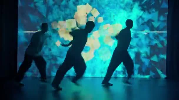 Современной Студии Купающейся Сиянии Большого Светодиодного Экрана Трио Танцоров Две — стоковое видео