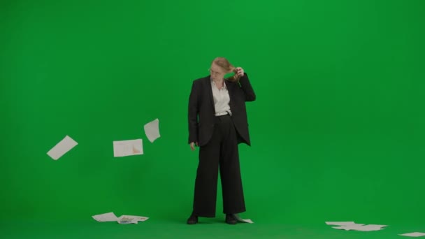 現代のビジネスマンクリエイティブ広告コンセプト クロマキーグリーンスクリーンのスーツに女性の肖像画 ビジネス女性は紙の文書を投げることにイライラし ダンスを始める スローモーション — ストック動画