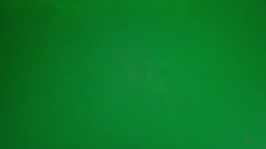 Modern iş kadını yaratıcı reklam konsepti. Krom anahtar yeşil ekranda takım elbiseli kadın portresi. Resmi kıyafetli sarışın bir iş kadını el saatini kontrol ediyor ve koşmaya başlıyor. Üst