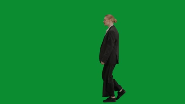 現代のビジネスマンクリエイティブ広告コンセプト クロマキーグリーンスクリーンのスーツに女性の肖像画 自信を持ってフォーカスした顔の表情で歩く正式な衣装のブロンドのビジネス女性 サイド — ストック動画