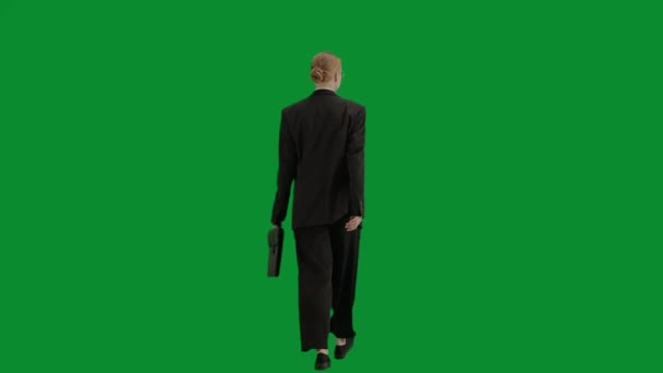 現代のビジネスマンクリエイティブ広告コンセプト クロマキーグリーンスクリーンのスーツに女性の肖像画 ブロンド ビジネス 正式な衣装 ブリーフケースと歩く バックビュー — ストック動画