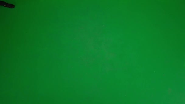 现代女商人创意广告理念 穿着西服的女人用铬钥匙在绿色屏幕上 穿着正式服装的金发女商人兴高采烈地跳舞 顶部视图 — 图库视频影像