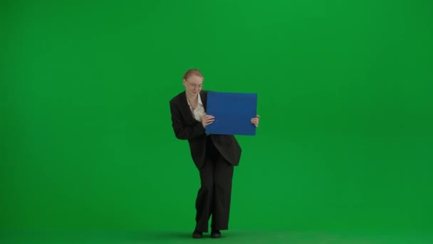 現代のビジネスマンクリエイティブ広告コンセプト クロマキーグリーンスクリーンのスーツに女性の肖像画 ブロンド ビジネス ボード — ストック動画